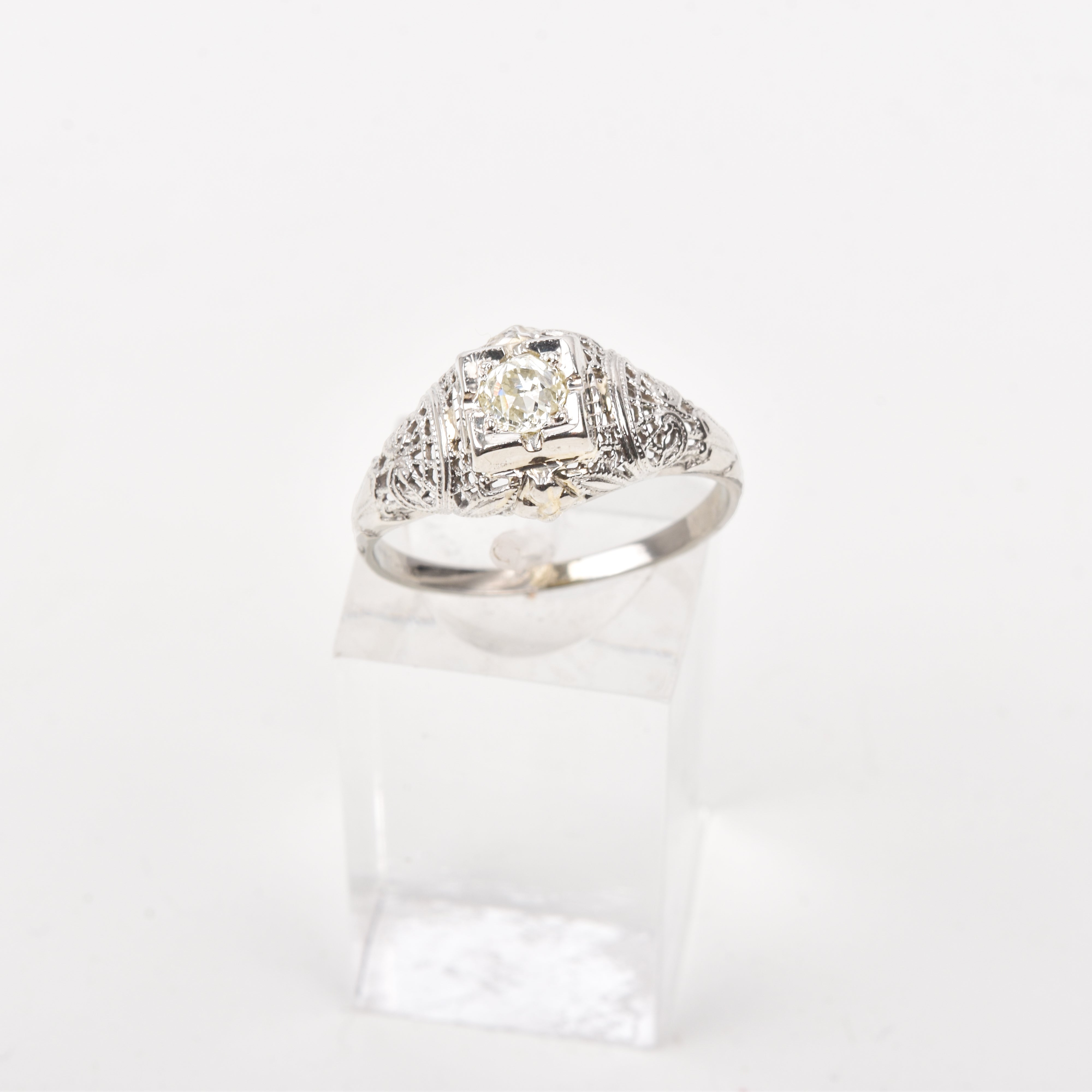 18k-diamond-solitaire-329-01.jpg