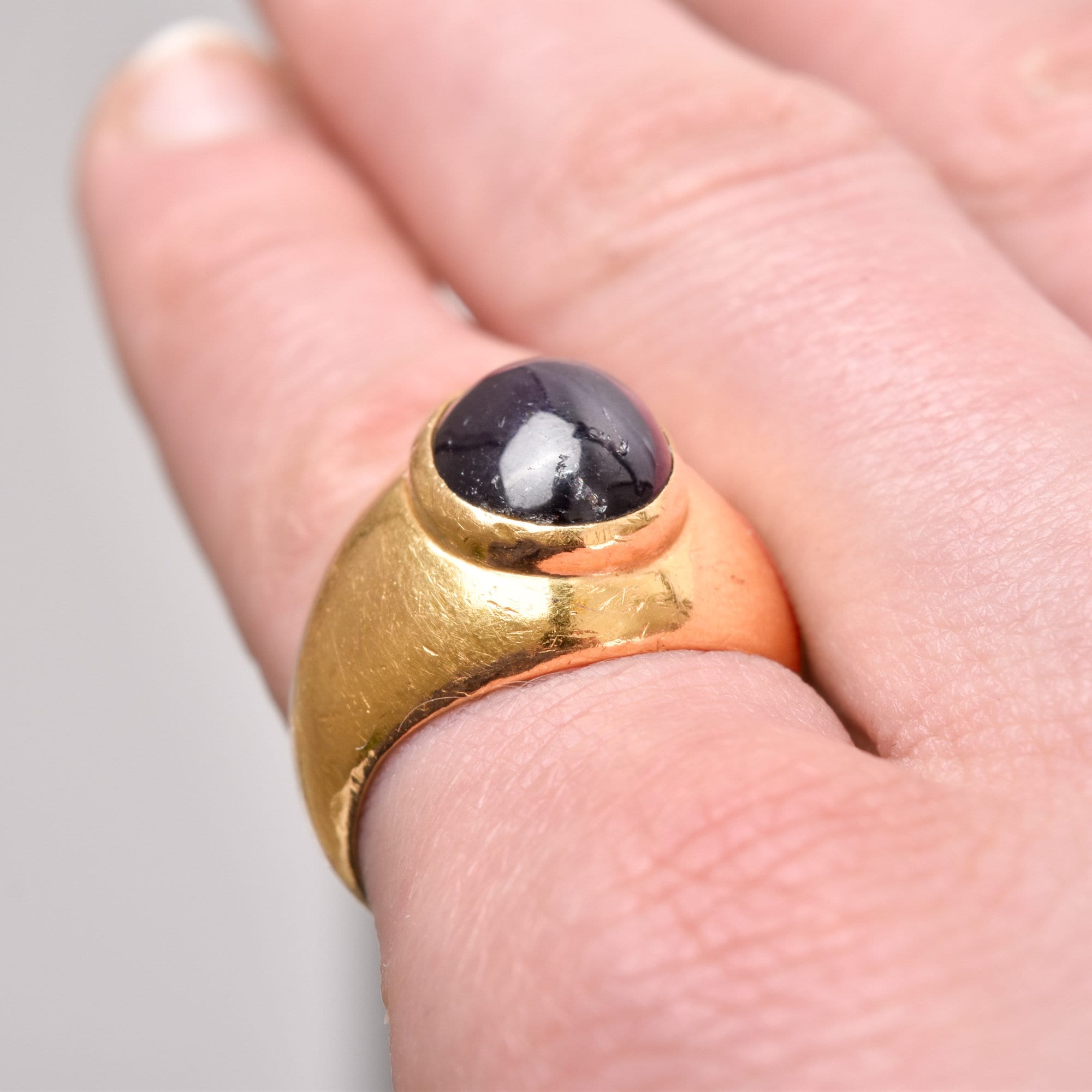 Black Star Sapphire Ring In 18K Yellow Gold, Solid Gold Cab Ring, Estate Jewelry, Size 5 3/4 US