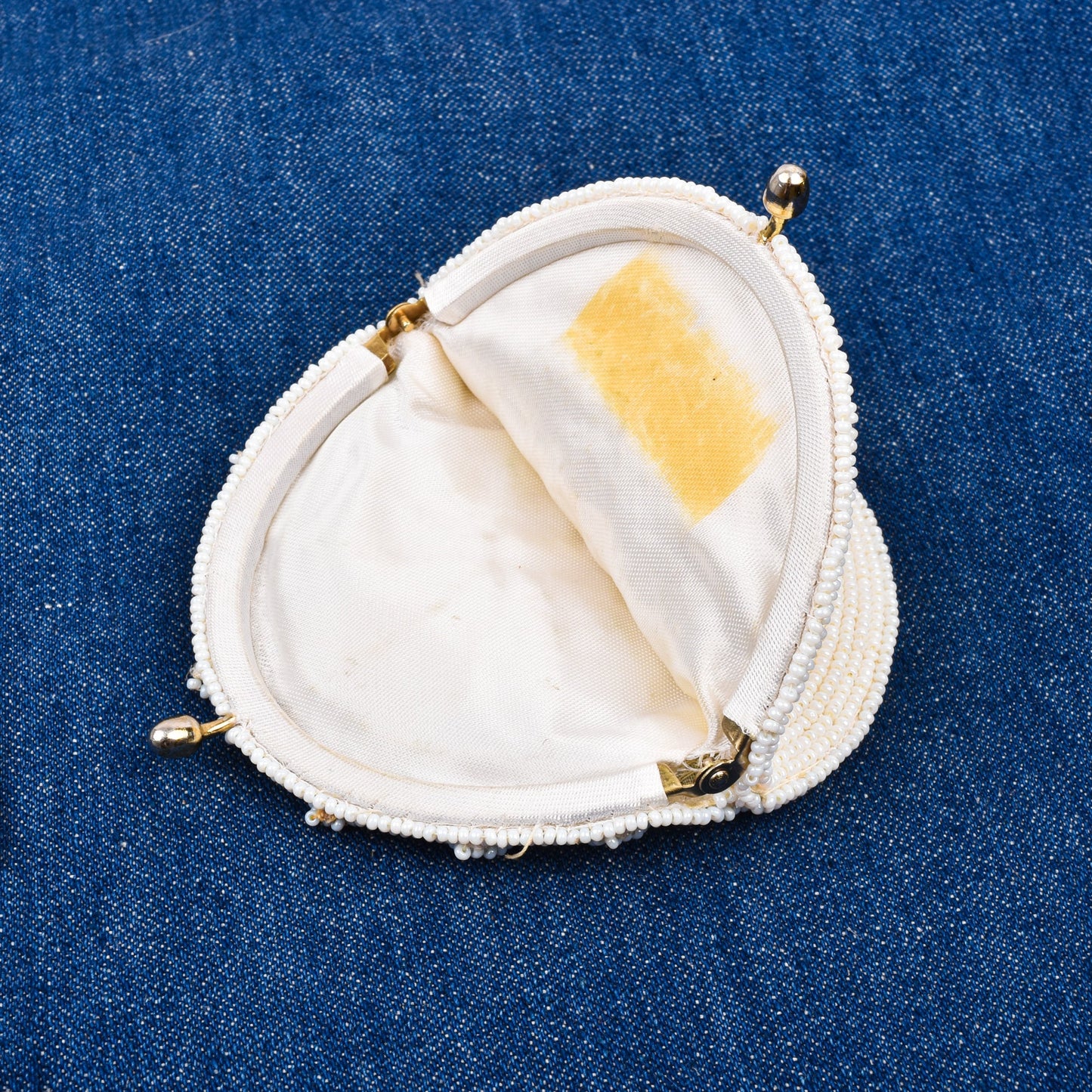Cute Beaded Daisy Coin Purse, Small Kiss Clasp Flower Clutch, Vintage Delill Handbags, 4"