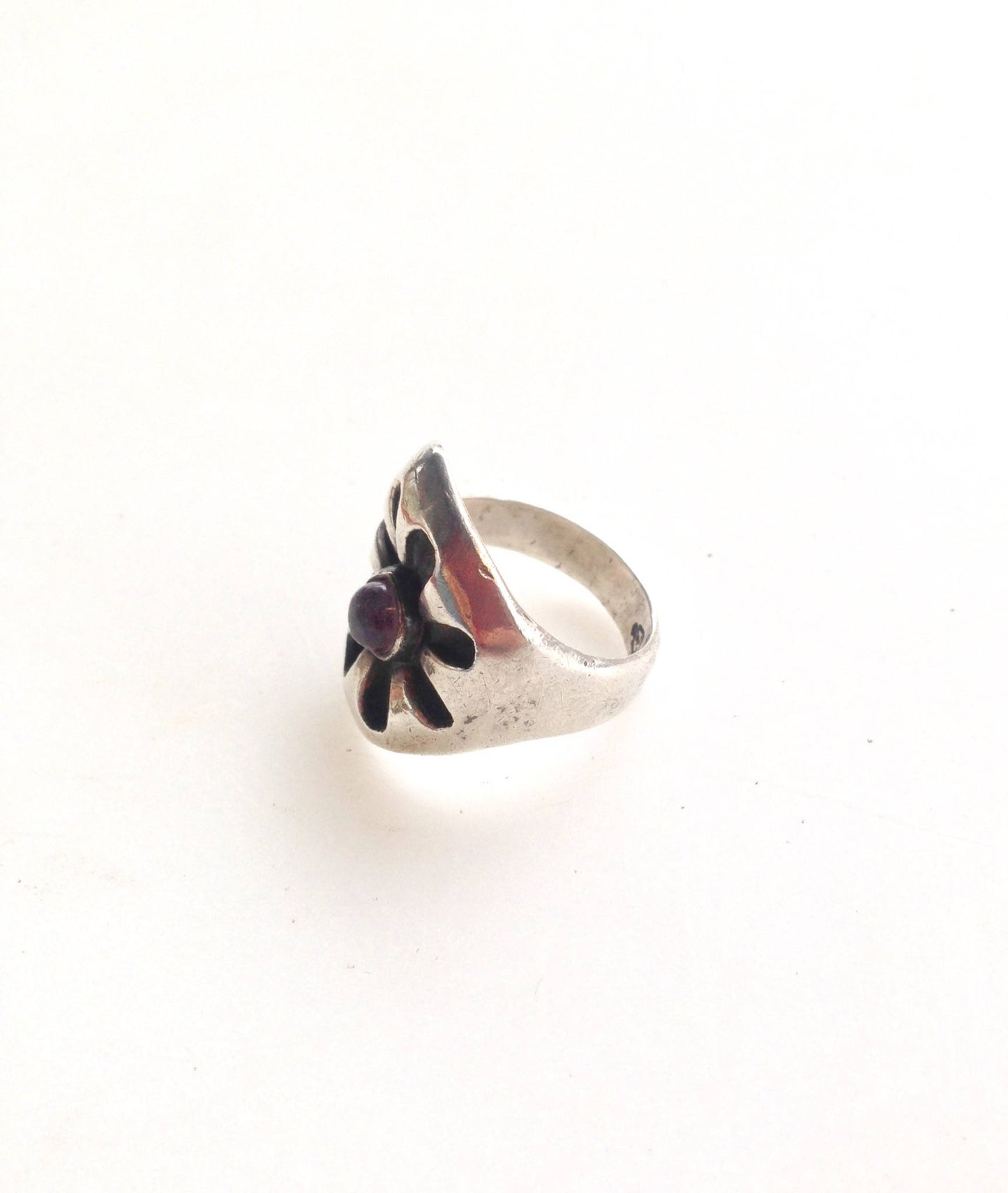 Silver vintage ring with amethyst flower design, retro hippy style jewelry featuring February birthstone.