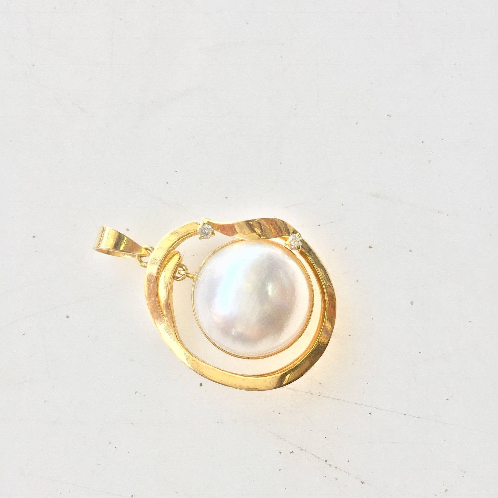 14 karat gold pendant with a lustrous pearl, perfect for bridal jewelry or as a vintage-inspired gift for her.