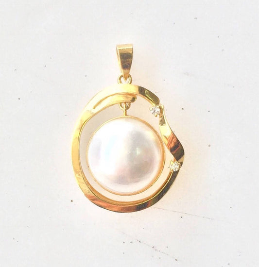 14 karat gold pendant featuring a lustrous white pearl, crafted in a vintage style suitable for bridal jewelry or as a special gift for her.