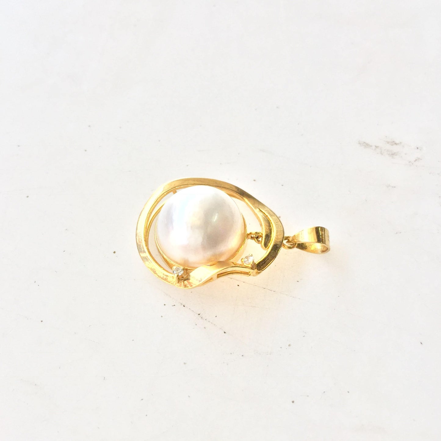 14K gold pendant featuring a lustrous pearl, a timeless piece of vintage jewelry perfect for bridal wear or as a gift for her.