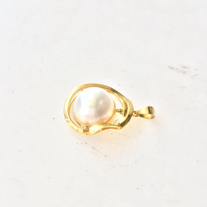 14K gold pendant featuring a lustrous pearl, a timeless piece of vintage jewelry perfect for bridal wear or as a gift for her.