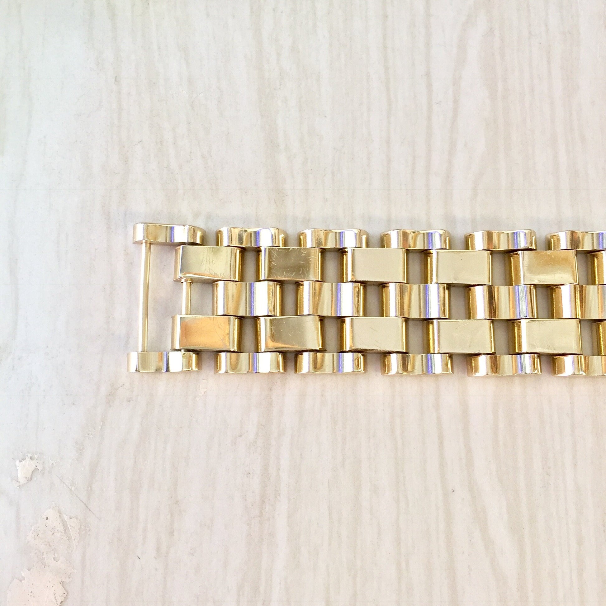 Vintage gold-toned chunky link bracelet, suitable as a gift for mom or any lover of classic jewelry pieces.