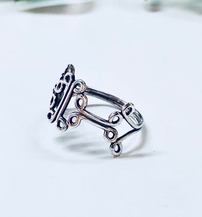 Vintage sterling silver cut-out ring with minimalist bohemian design, suitable as an anniversary gift or boho jewelry accessory.