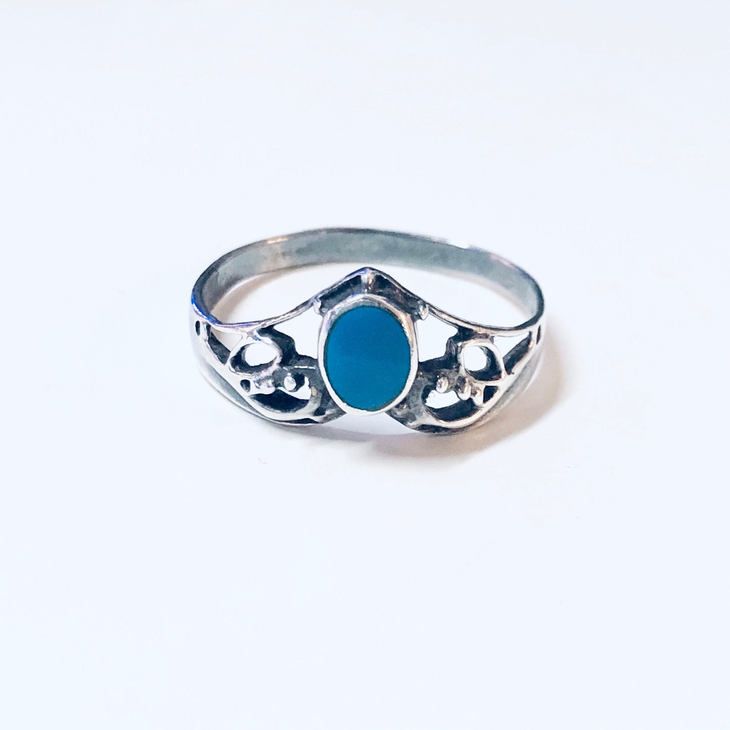 Vintage silver turquoise stacking ring with intricate v-shaped design in bohemian style