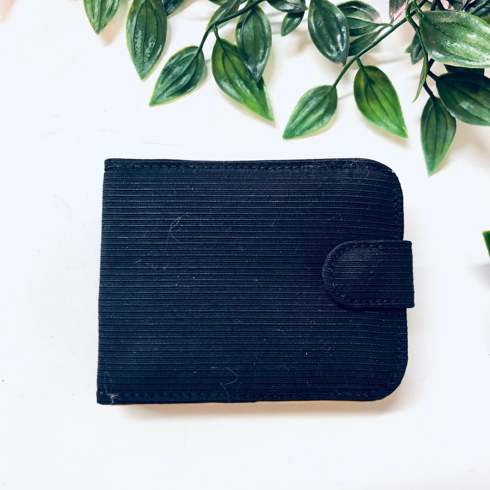 Black vintage Ciner compact wallet with leaves and plant decor