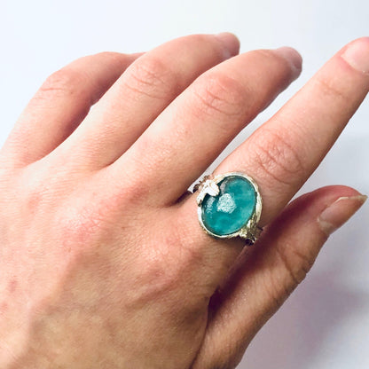 Vintage silver cocktail ring with green and blue stone floral design on hammered band, statement jewelry
