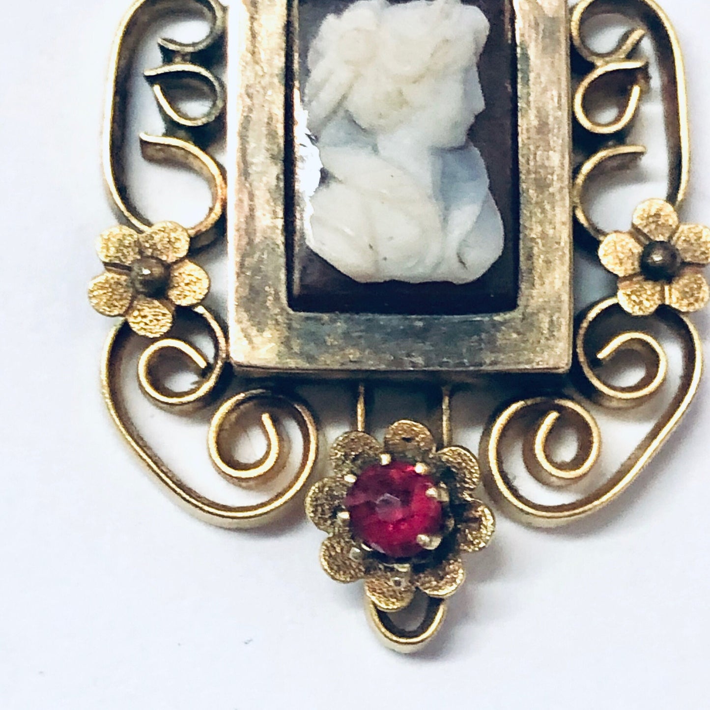 Vintage Cameo, Cameo Pendant, Cameo Jewelry, Vintage Jewelry, Gold Toned Jewelry, Red Gemstone, Red Cameo, Vintage Necklace, Flower Cameo