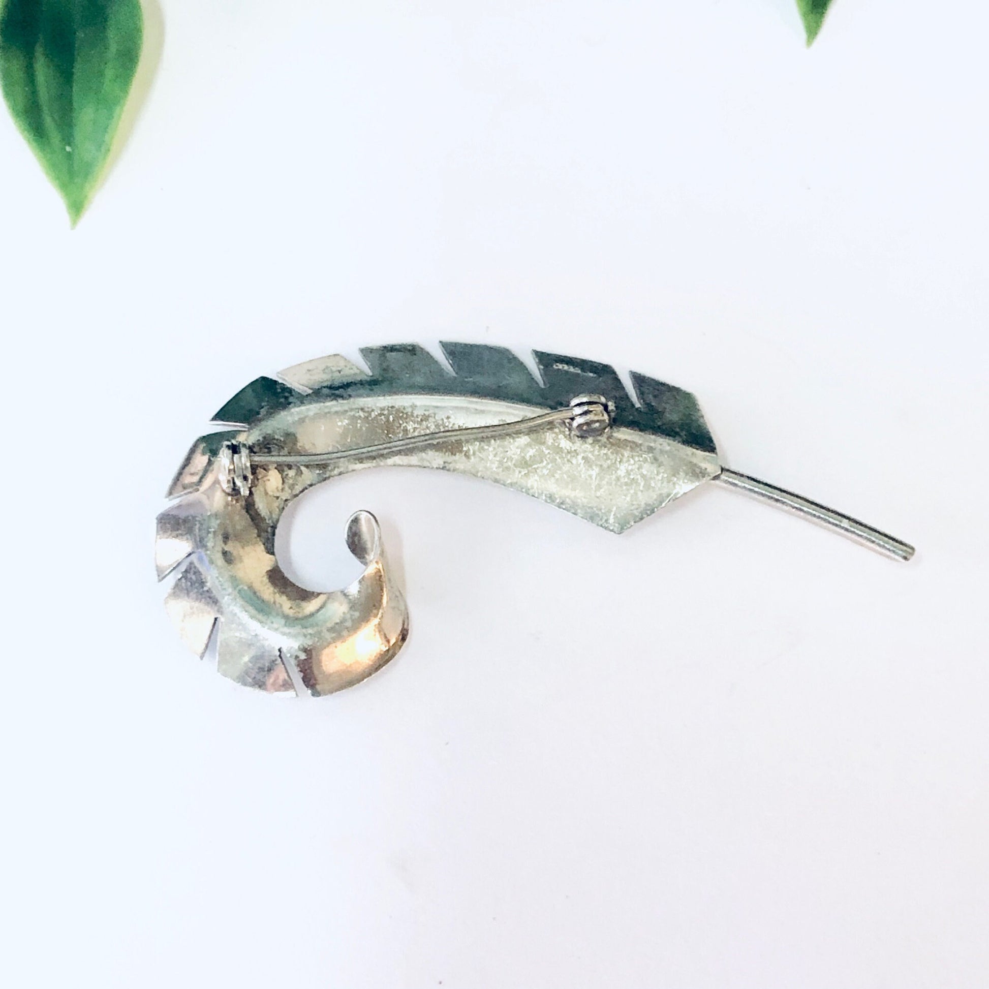 Vintage silver curved feather brooch pin with abstract design, statement jewelry piece