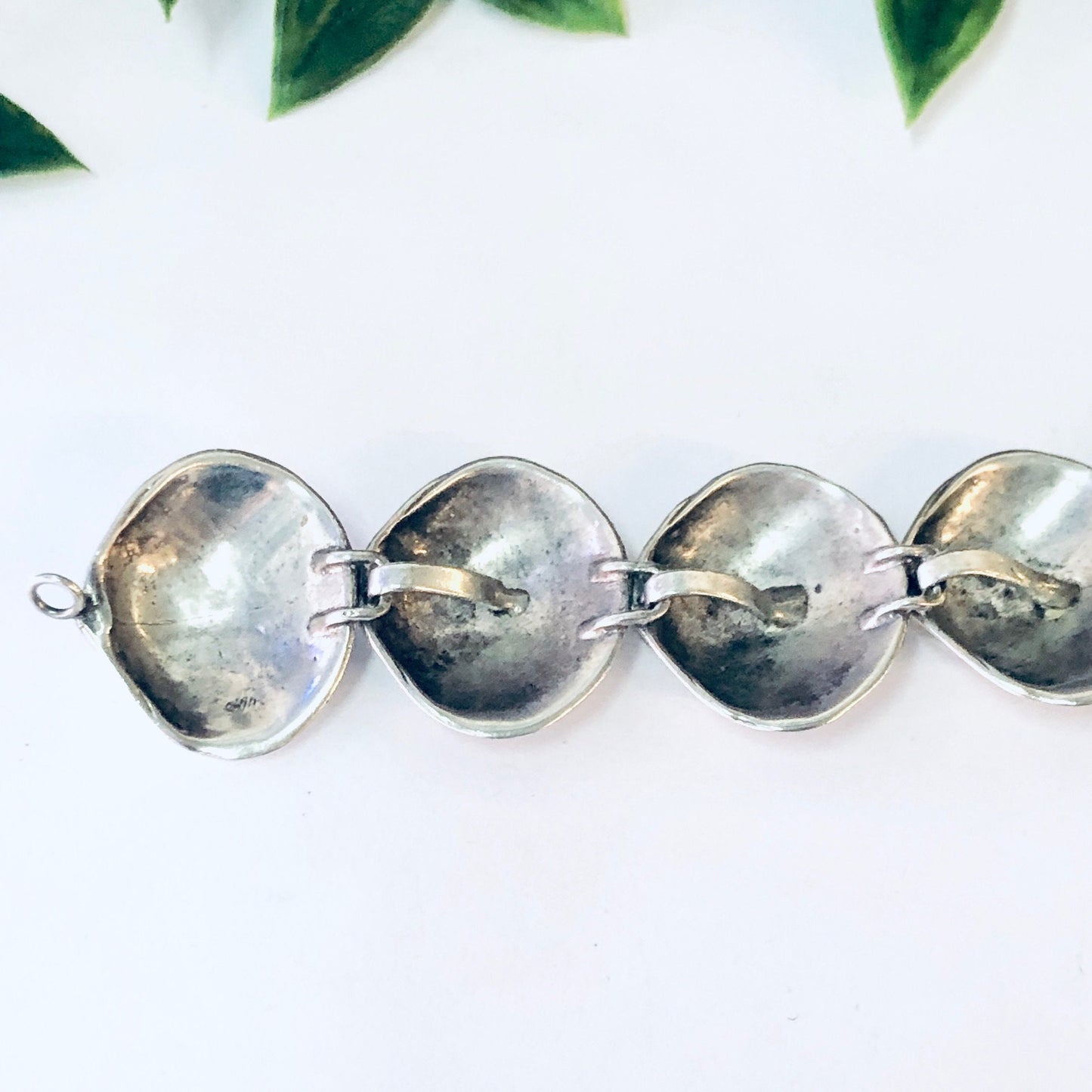 Vintage silver link bracelet with unique shell design