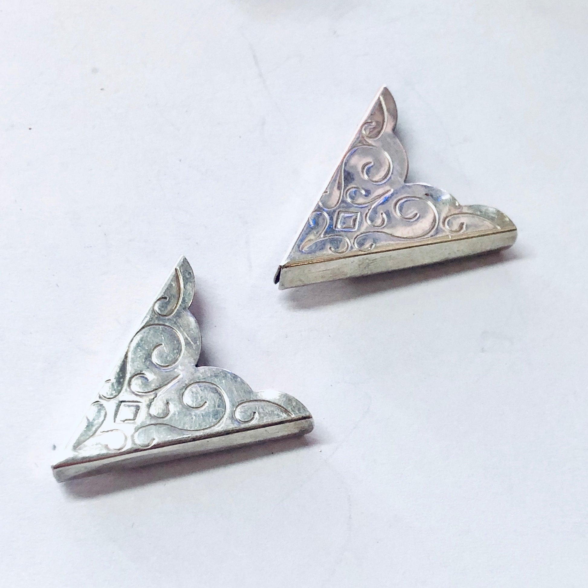 Vintage silver collar tips with swirl design, western accessories from 925 sterling silver.