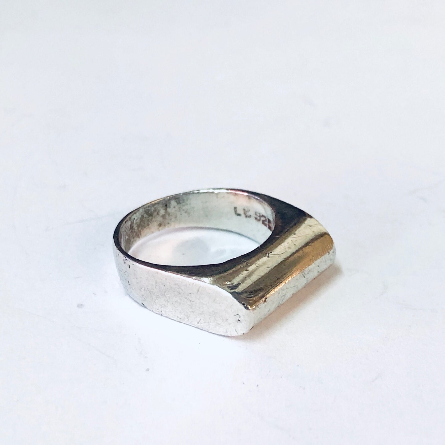 Vintage silver modernist band ring with sleek, unique design - simple 925 jewelry