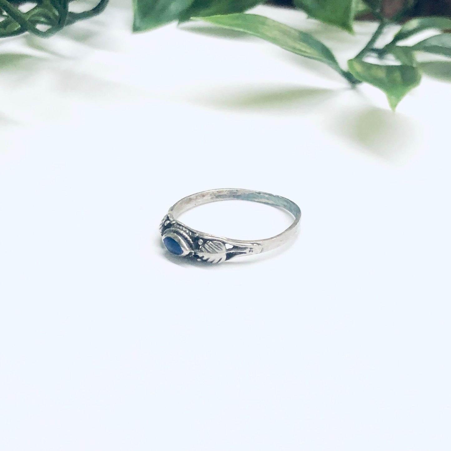 Silver Blue Lapis Ring with Leaf Design, Vintage Silver Ring, Blue Lapis Jewelry, Thin Band Ring