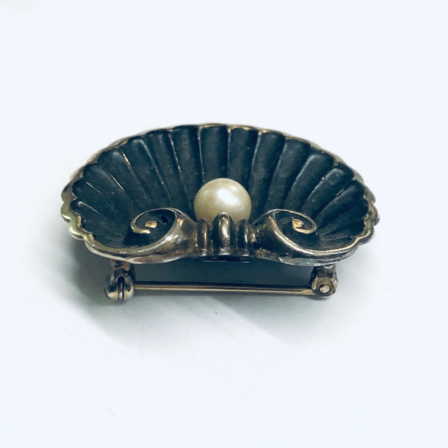 Vintage Karen Lynne shell-shaped sterling silver brooch with gold wash accents and a pearl center, styled in an elegant Art Nouveau design.