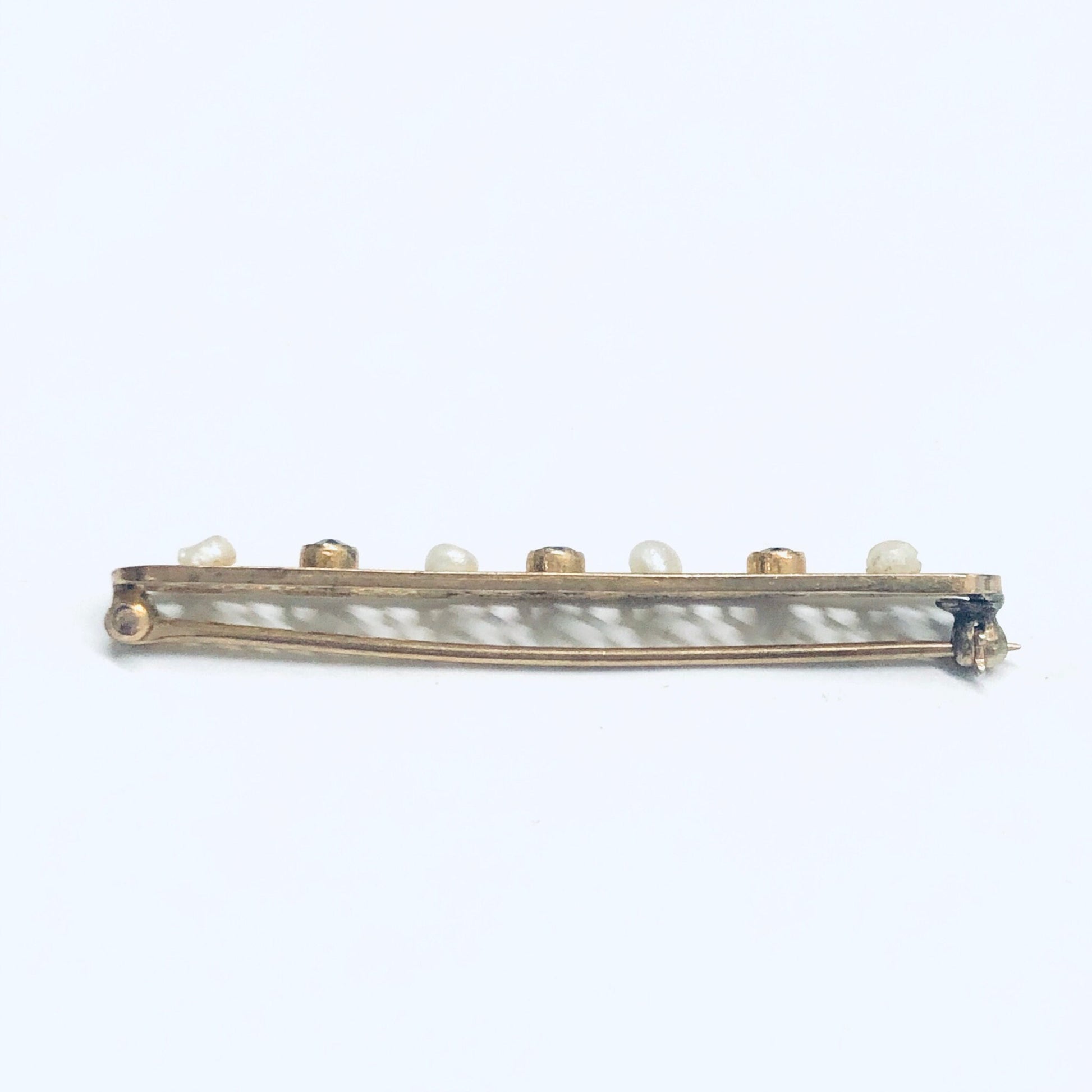 Vintage 14K yellow gold bar pin featuring pearls in lattice design with faceted blue gemstones, measuring 1 3/4 inches long, cute jacket or lapel pin from antique or estate jewelry collection.