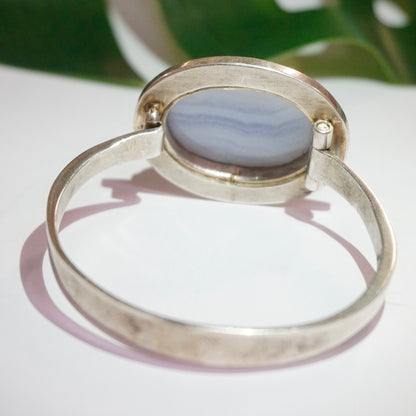 Vintage sterling silver bangle bracelet with oval blue lace agate cabochon, hallmarked Leenhardt Geneve 925.