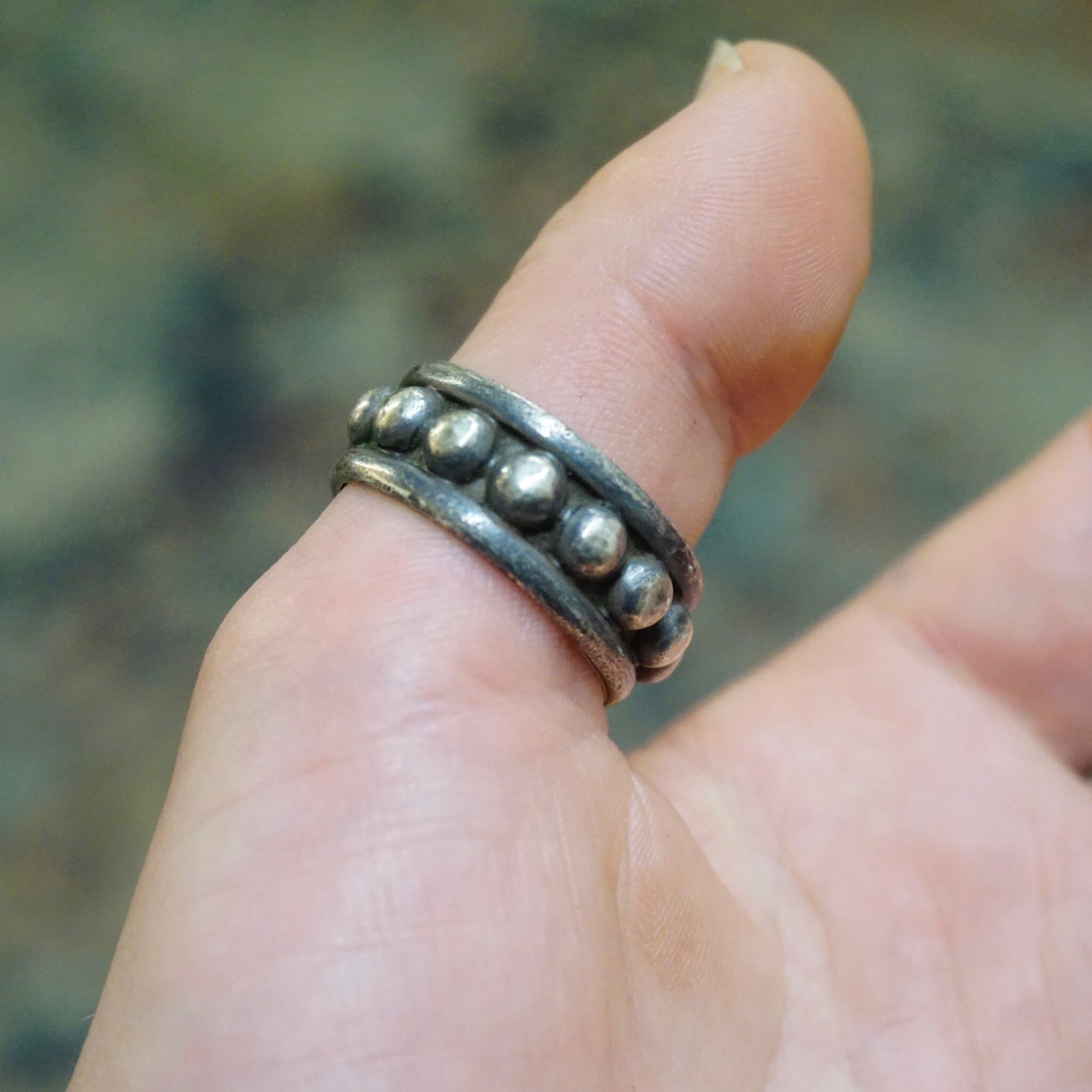 Vintage hammered sterling silver ring with circular bead detail, tarnished finish, large size suitable for men's or women's wear, stamped 925 Mexico.