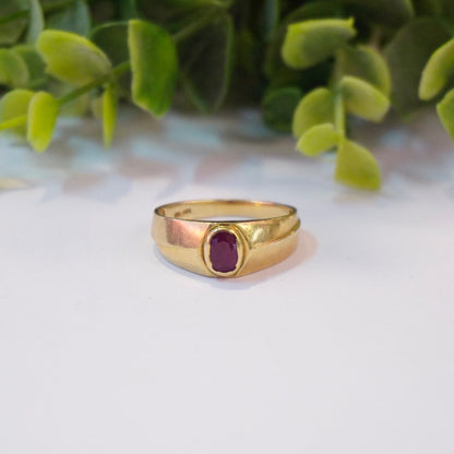 Vintage 10K gold ring with small authentic ruby gemstone, unisex gold band ring in size 10 1/4 US.