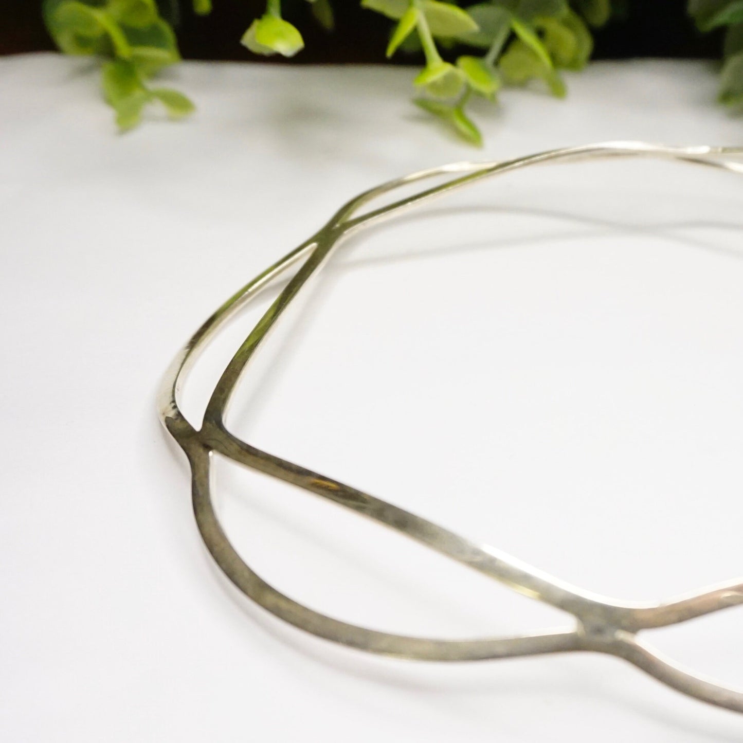 Vintage sterling silver cut out collar necklace from Mexico, featuring a wavy, modern minimalist design. 925 silver choker-style necklace with an open cut-out pattern.