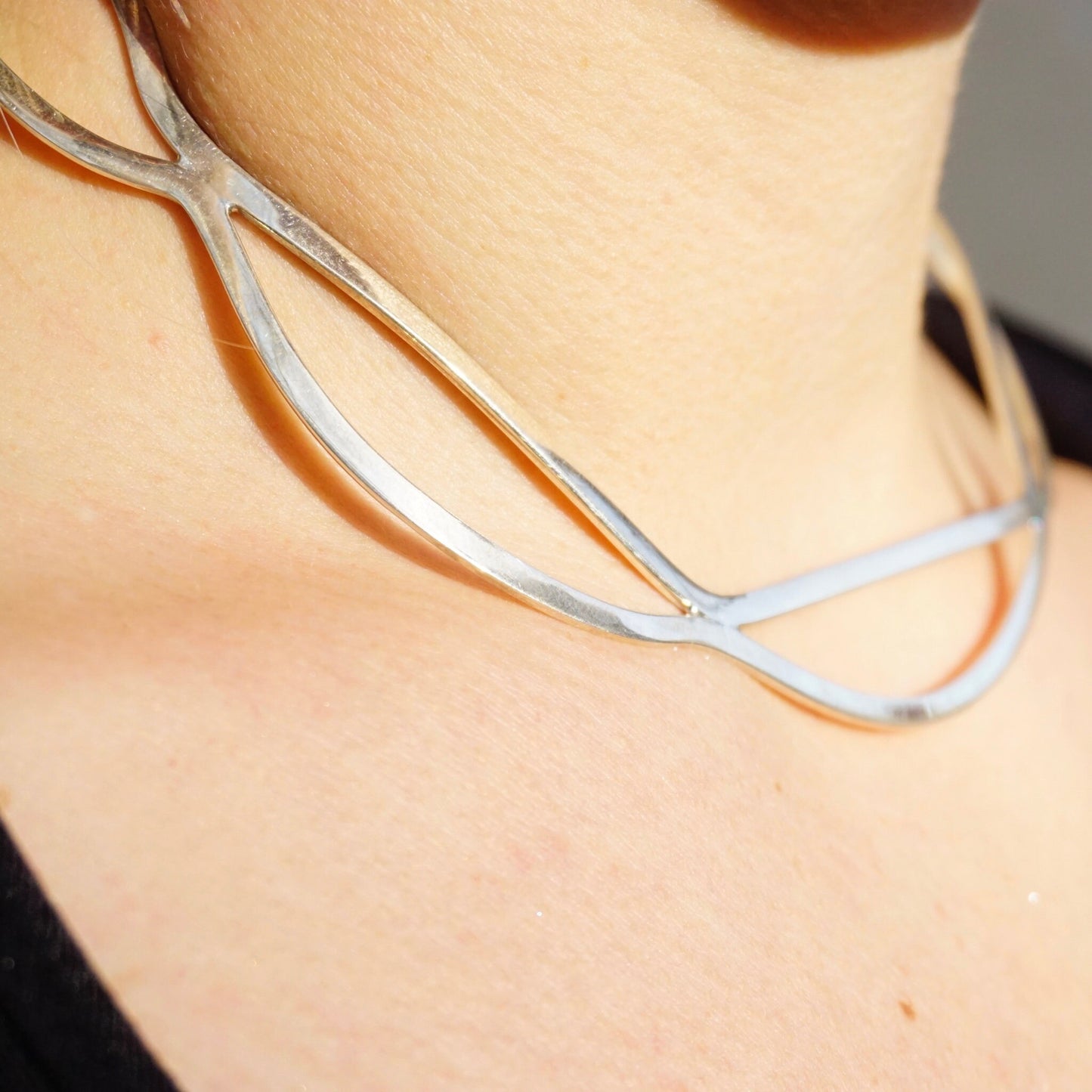 Vintage sterling silver cut out collar necklace from Mexico, 925 silver choker with wavy, modern minimalist design.