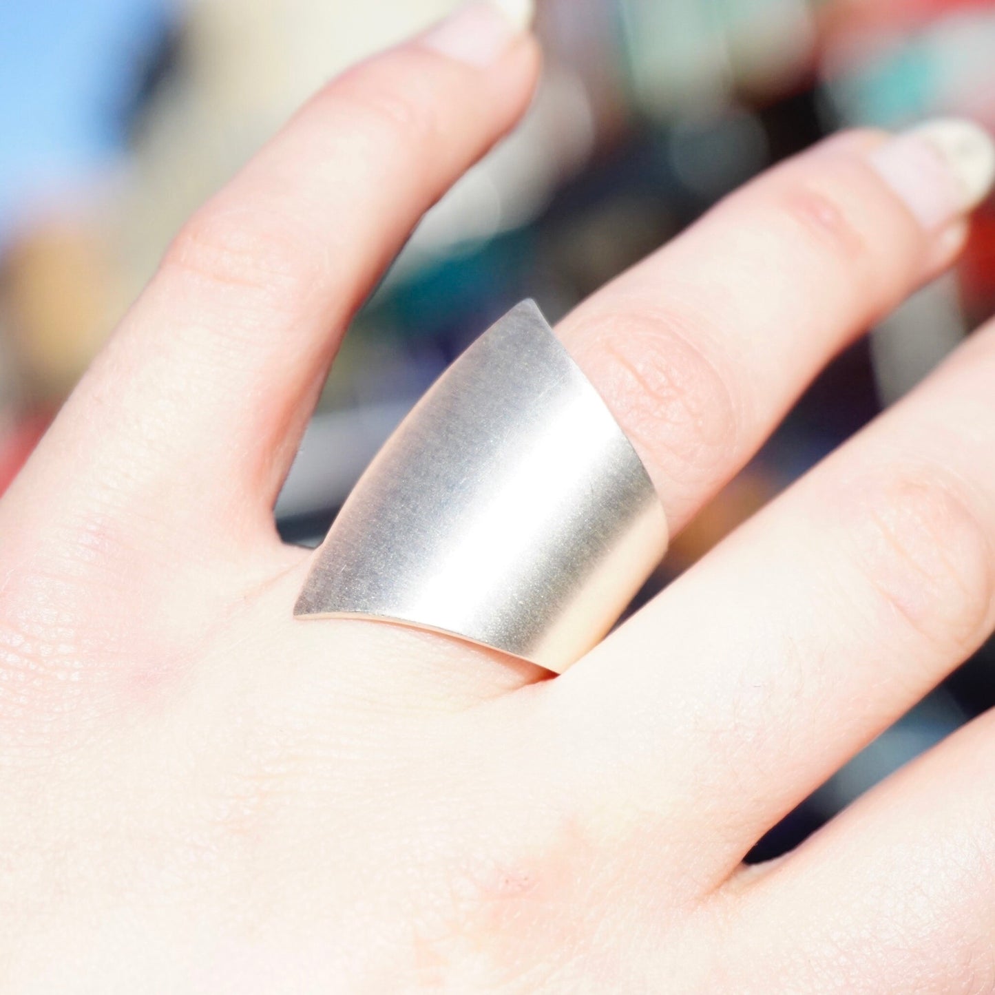 Vintage Kathy Lynn Mayeda sterling silver wrap ring on a hand, featuring a modernist fan design. Rare 925 KLM designer silver jewelry.