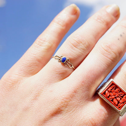 Vintage Sterling Silver & Lapis Lazuli Wire Ring, Petite Silver Ring With Small Lapis Stone, Cute Stackable Ring, 925 Jewelry, Size 7 3/4 US