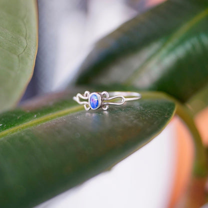 Vintage Sterling Silver & Lapis Lazuli Wire Ring, Petite Silver Ring With Small Lapis Stone, Cute Stackable Ring, 925 Jewelry, Size 7 3/4 US