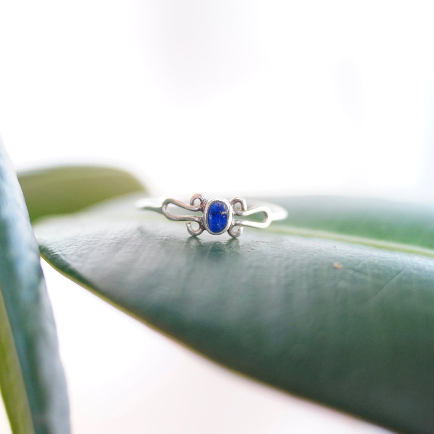 Vintage Sterling Silver & Lapis Lazuli Wire Ring, Petite Silver Ring With Small Lapis Stone, Cute Stackable Ring, 925 Jewelry, Size 7 3/4 US