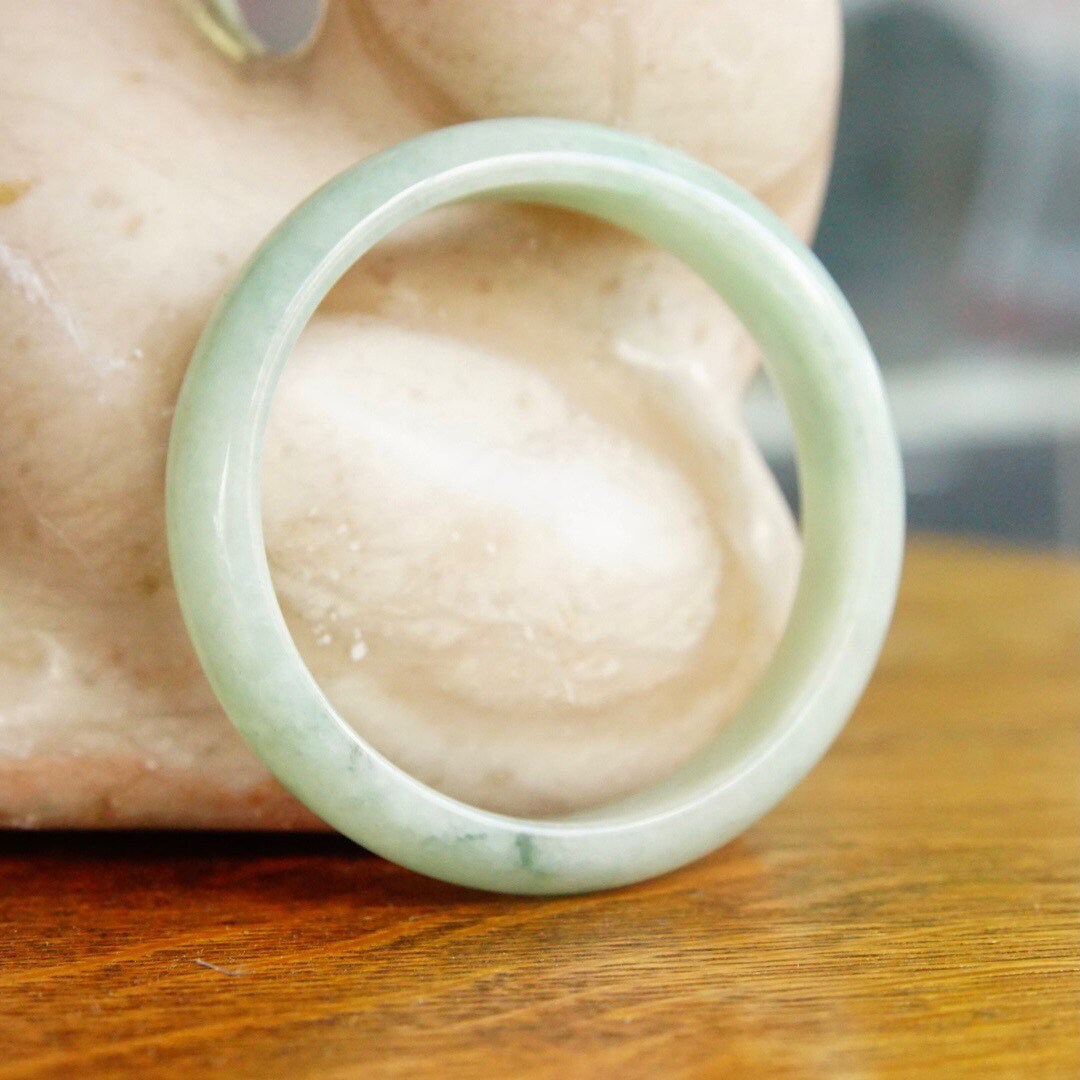 Vintage light green marbled solid jade bangle bracelet from the mid-20th century, measuring 7 inches long and weighing 54 grams.