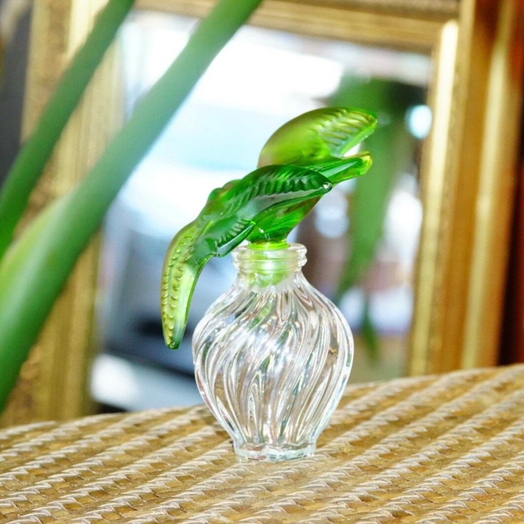 Vintage Lalique Nina Ricci two dove perfume bottle with frosted green glass stopper and ridged clear glass bottle, 3.75 inches tall.