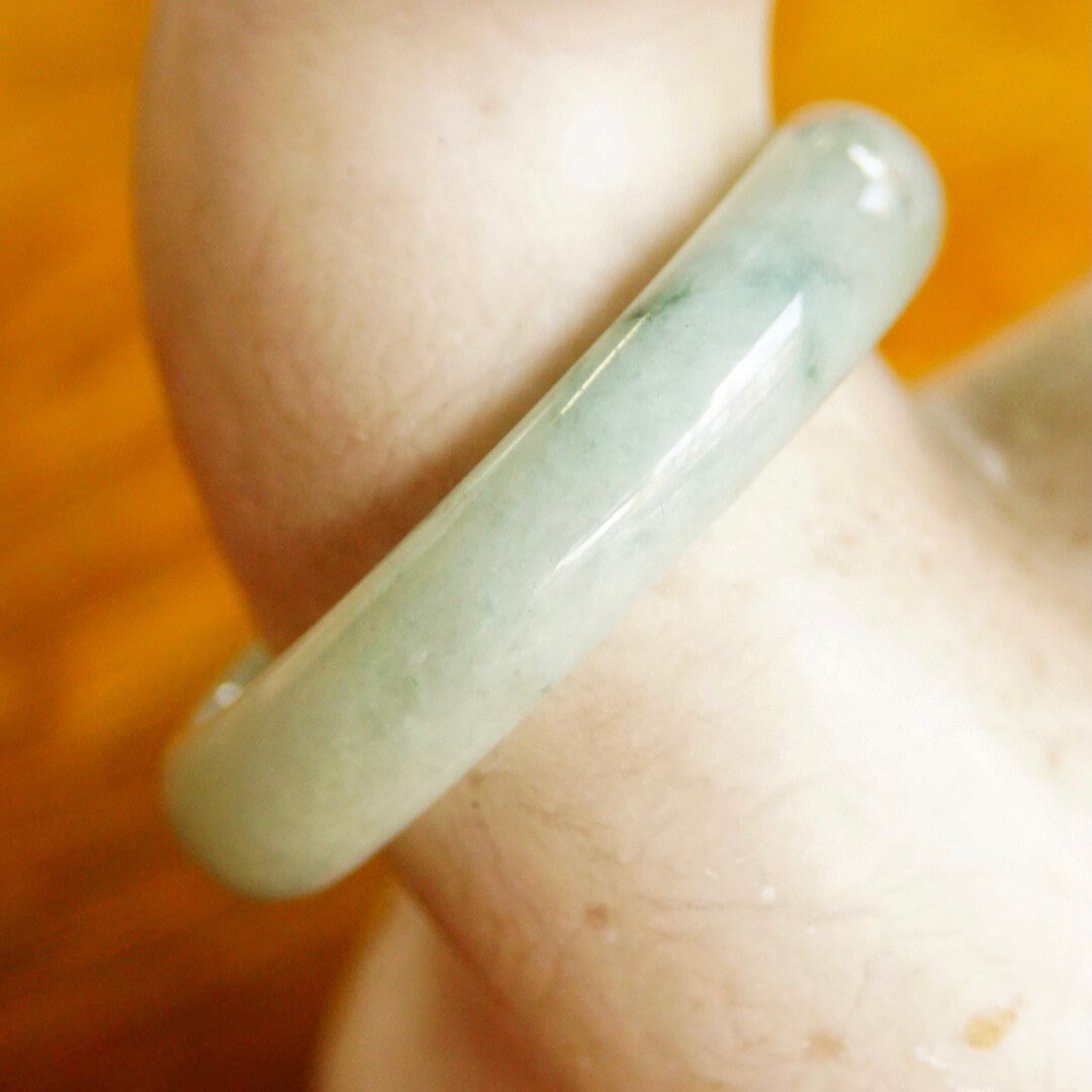 Vintage light green marbled solid jade bangle bracelet from the mid-20th century, measuring 7 inches long and weighing 54 grams.