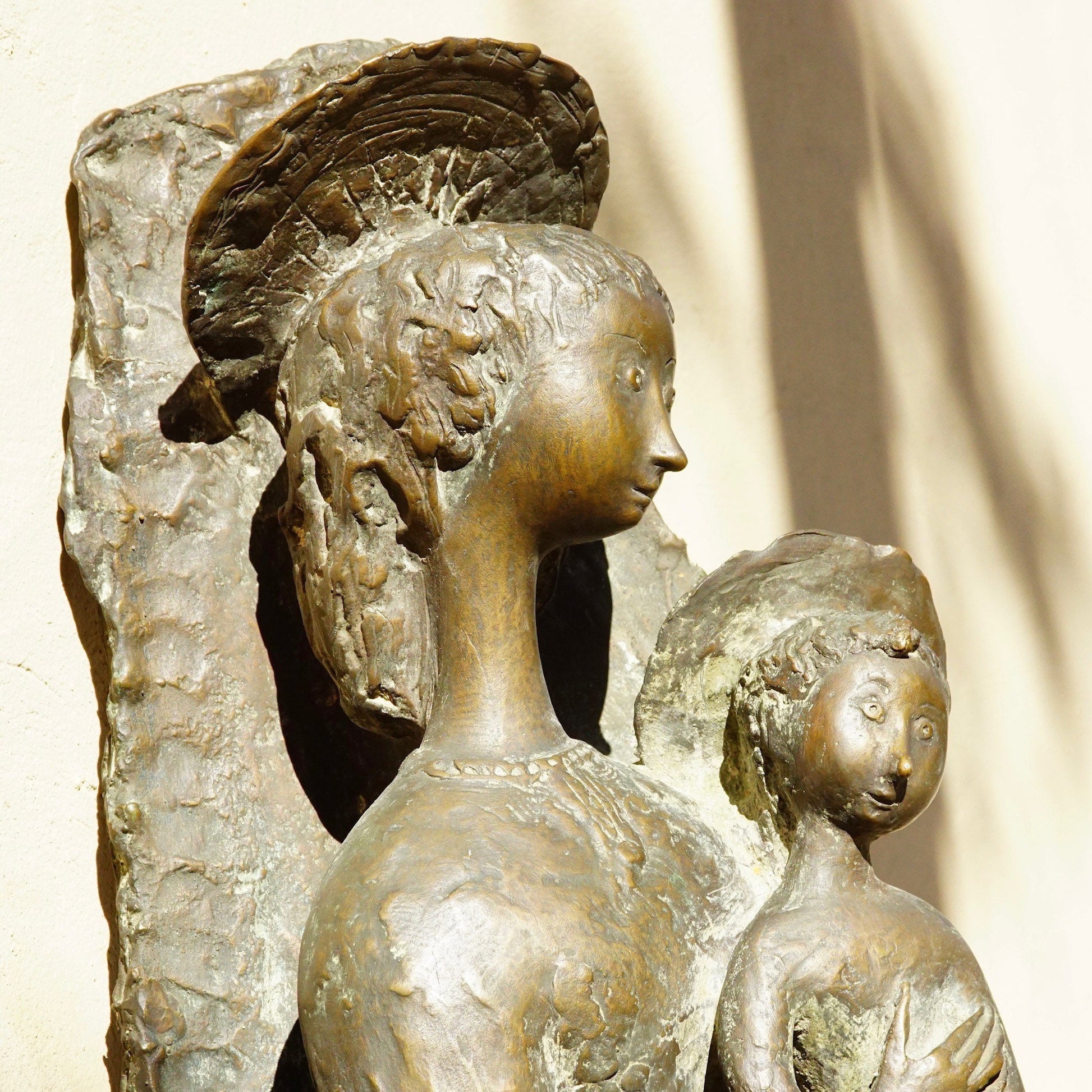 Vintage Toni Furlan signed bronze sculpture depicting an abstract modernist stylized Mother Mary and Baby Jesus, 36 inches tall, Italian religious statue from the mid-20th century.