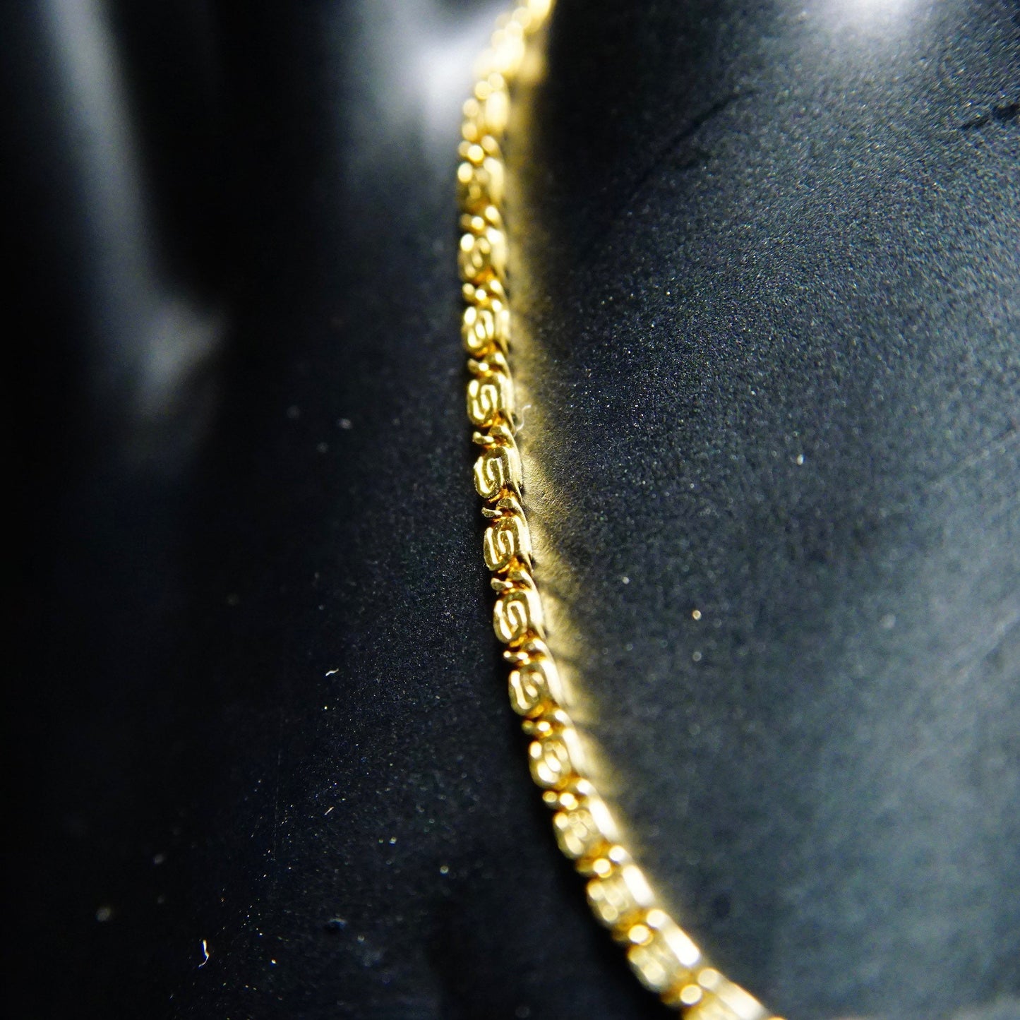 Delicate vintage 14k yellow gold snail chain bracelet with intricate swirl links, measuring 6 1/2 inches long and 1.5mm thick, crafted from 585 gold.