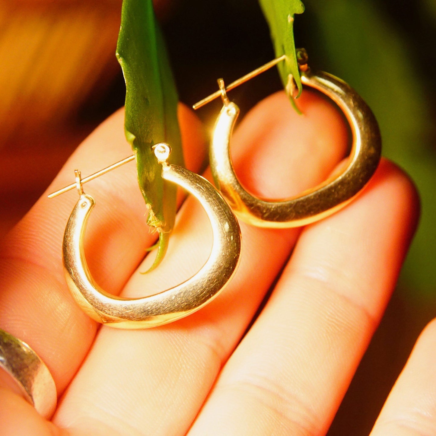 Vintage 14K Yellow Gold Hoop Earrings, 26mm Wide Graduated Tube Hoops, Puffed Gold Hoops, Hinged Post, 585 Accessories, 15/16" Long