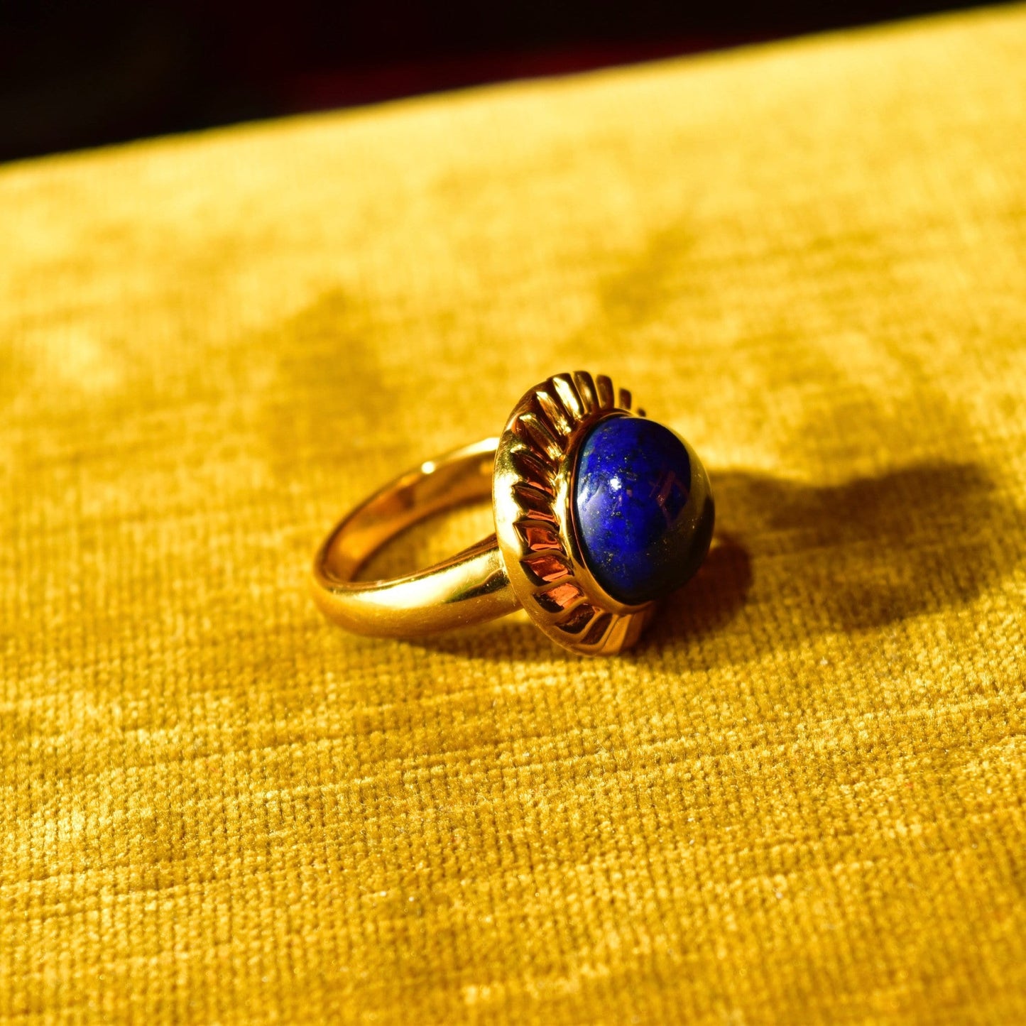14K yellow gold Lapis Lazuli cocktail ring featuring a cobalt blue cabochon gemstone solitaire, size 7 1/2 US