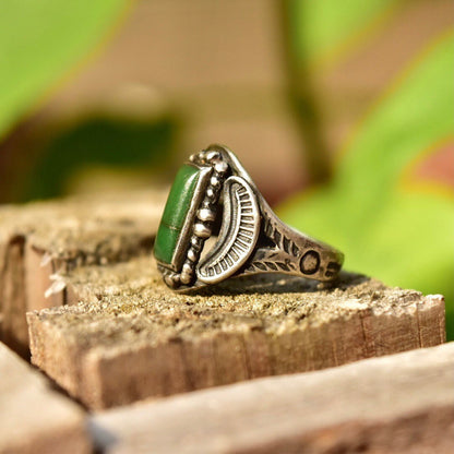 Vintage Native American Sterling Silver Green Turquoise Ring, Oxidized Silver Setting, Hammered Designs, Shield Ring, Size 6.5 US