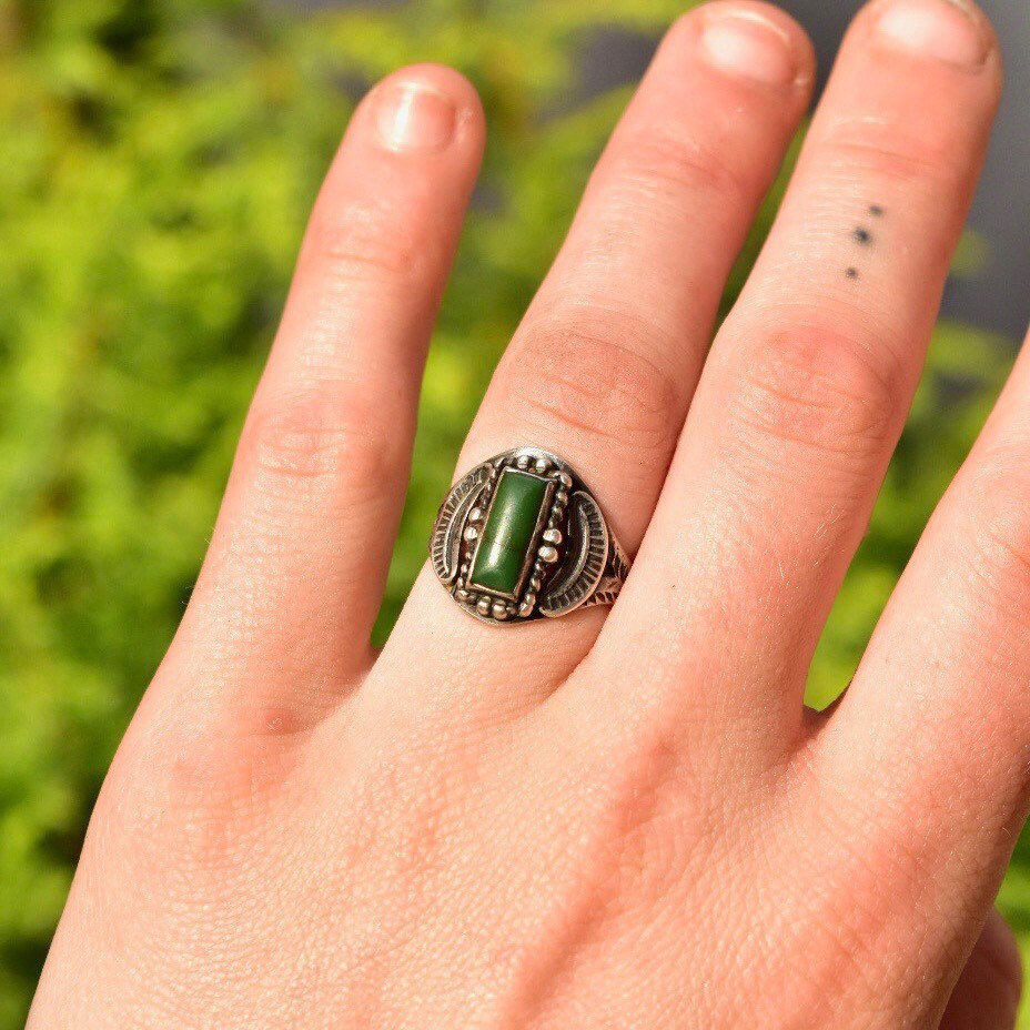 Vintage Native American Sterling Silver Green Turquoise Ring, Oxidized Silver Setting, Hammered Designs, Shield Ring, Size 6.5 US