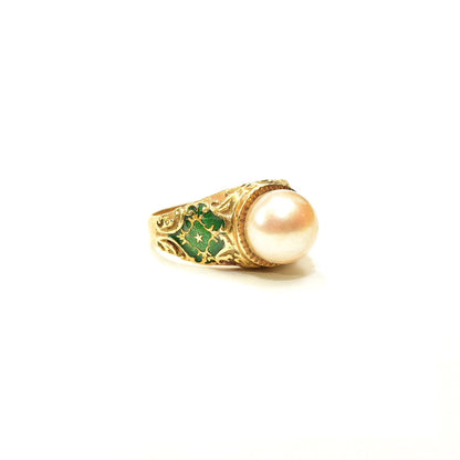 Vintage 18K gold Art Deco ring with emerald green guilloche enamel designs, featuring a lustrous pearl solitaire on a bombe style band, cocktail ring size 6 US.