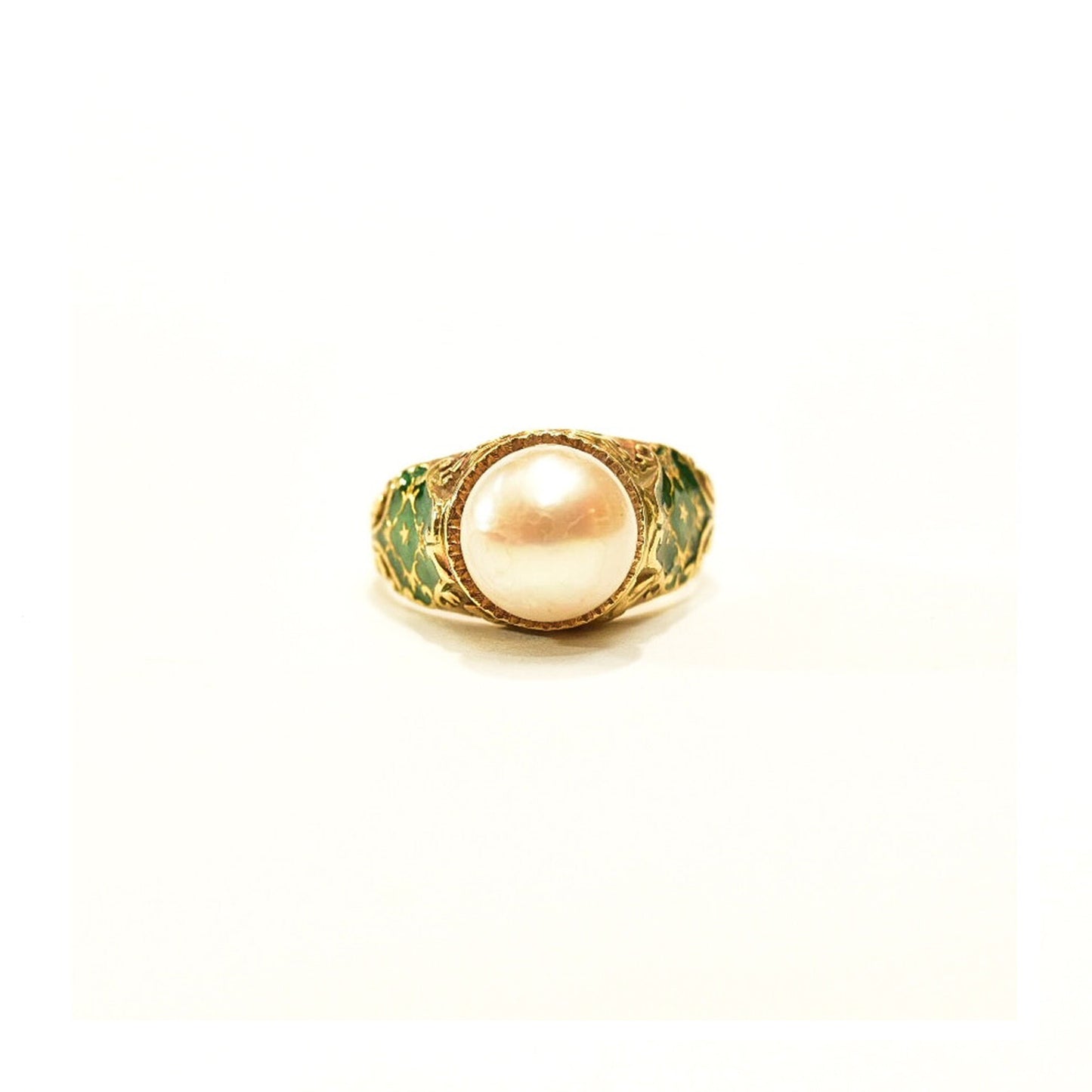 18K gold Art Deco ring featuring a pearl solitaire set in an emerald green guilloche enamel bombe design, vintage cocktail ring in a US size 6.