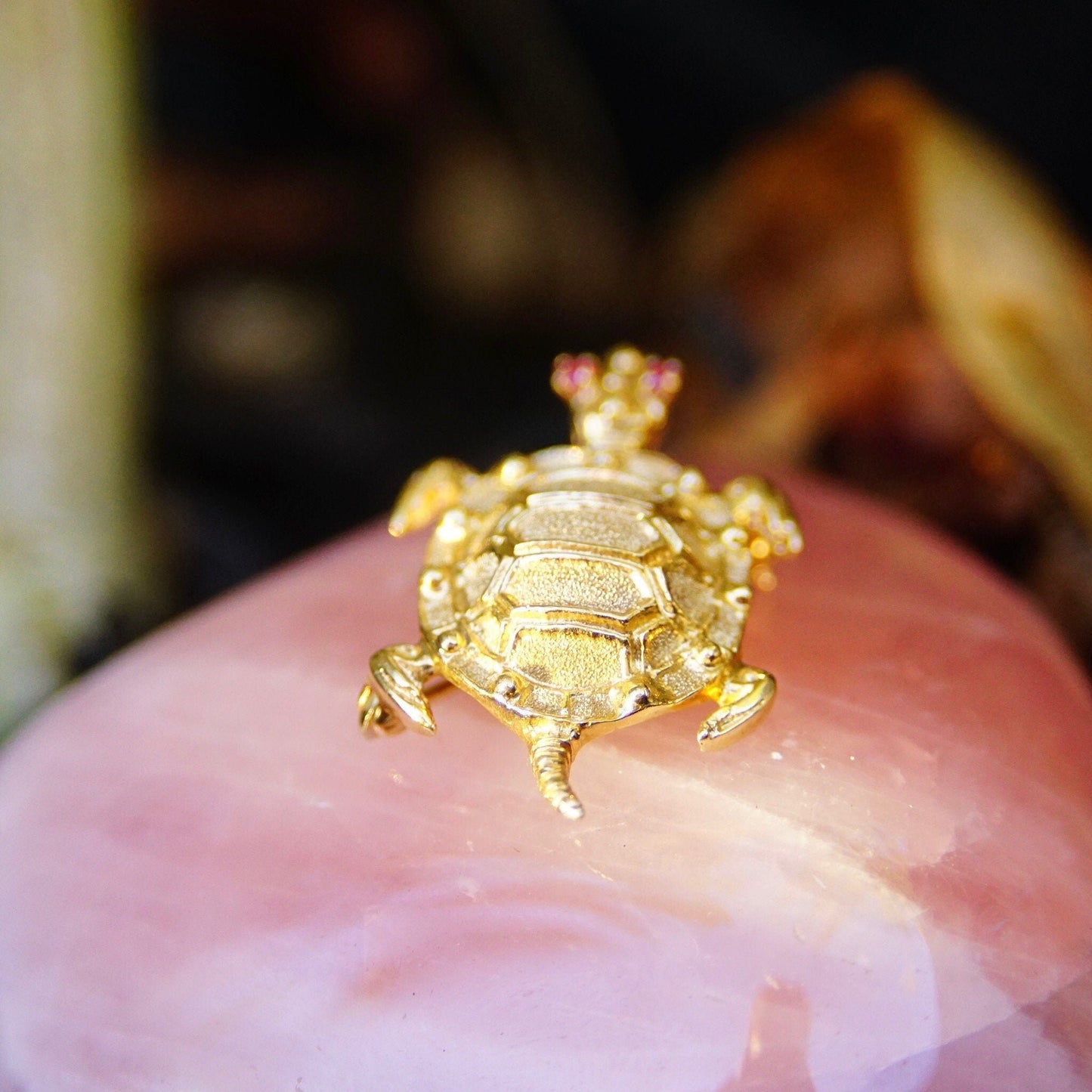 Vintage 14K yellow gold turtle brooch with ruby eyes, a charming animal-themed pin featuring small ruby gemstones set in 585 gold.