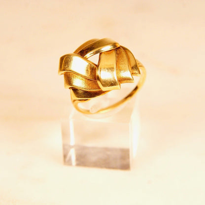 Vintage 585 Germany yellow gold dome ring with abstract swirl ribbon wreath design, chunky gold band, size 8 3/4 US.