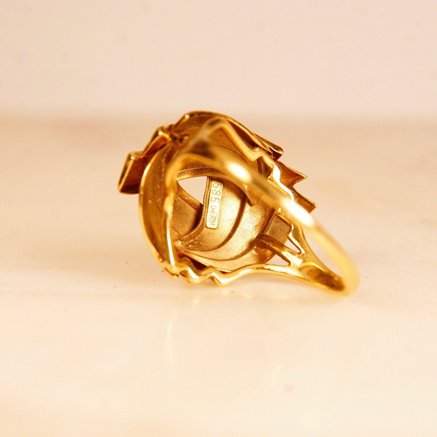 Vintage 585 Germany yellow gold layered dome ring with abstract swirl ribbon wreath design, chunky gold ring, size 8 3/4 US.