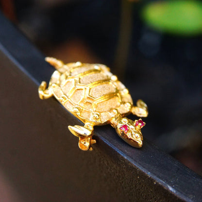 Vintage 14K yellow gold turtle brooch with ruby eyes, small turtle pin featuring ruby gemstones, animal-themed jewelry in 585 gold.