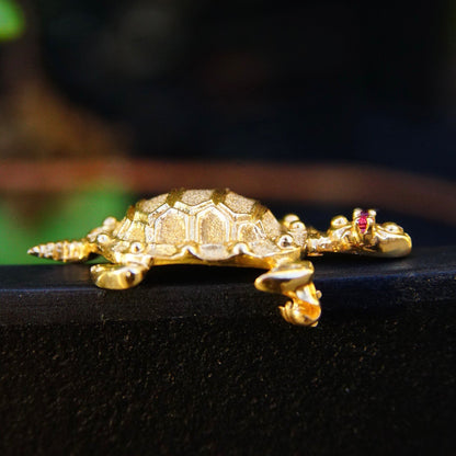 Vintage 14K yellow gold turtle brooch adorned with small ruby eyes, a charming animal-themed pin crafted in 585 gold, adding a whimsical touch to any jewelry collection.