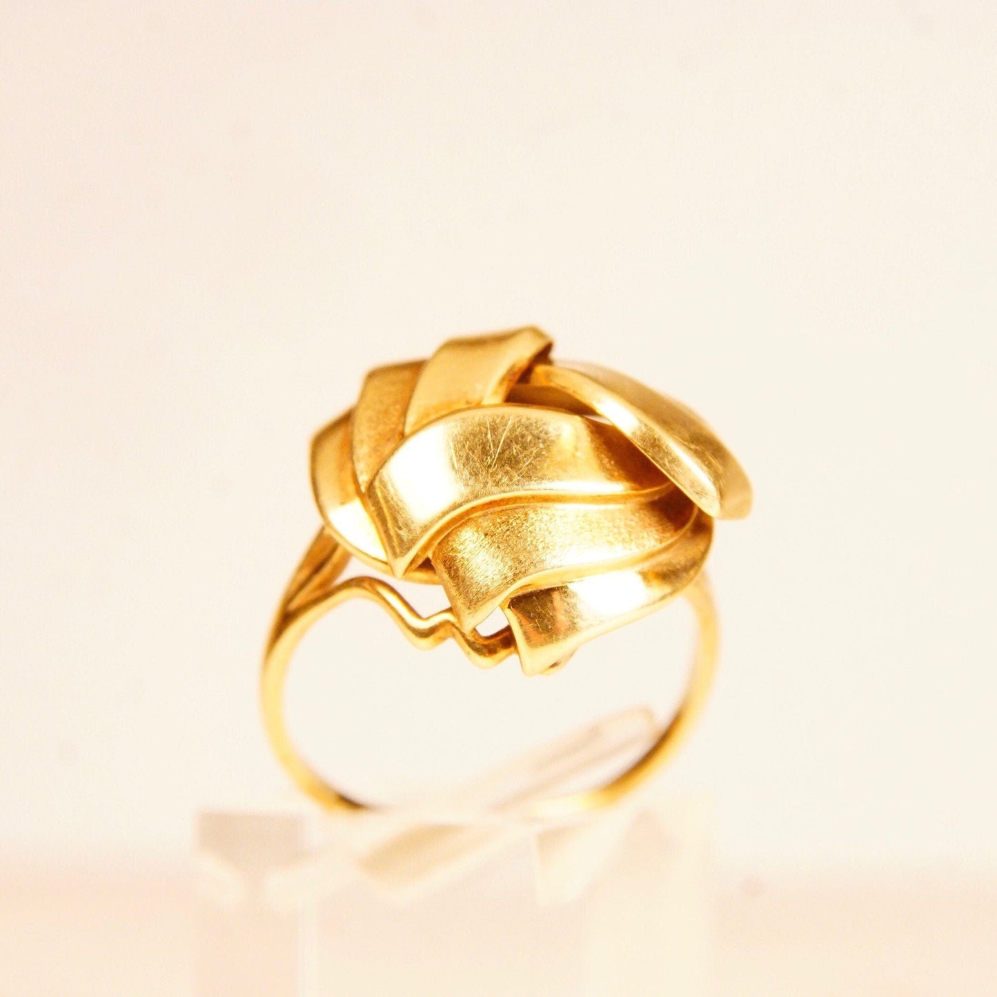 Vintage 585 Germany yellow gold layered dome ring with abstract swirl ribbon wreath design, chunky gold ring in size 8 3/4 US.