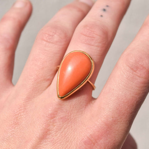 18K Pearl Coral Cabochon Ring In Yellow Gold, Teardrop Setting, Statement Ring, Estate Jewelry, 7 3/4 US
