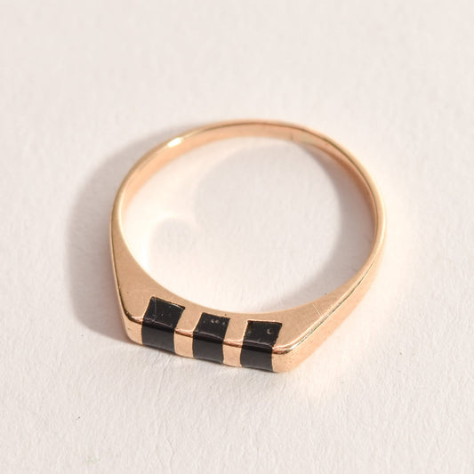 Minimalist 14K yellow gold ring with black onyx inlay, striped design, size 5.5 US, displayed on a white background